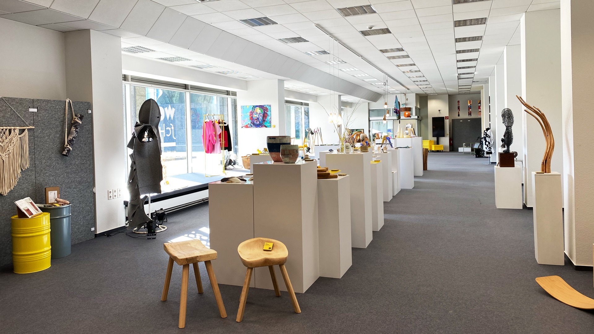 Werkschau 2021, Ausstellungsraum mit Objekten auf Stelen
