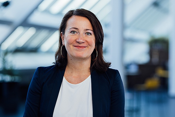 Profilbild Friederike Kislinger in weißem Shirt und dunklem Blazer lächelnd