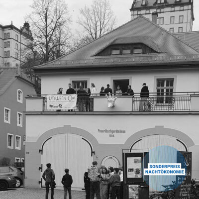 Eine Hausfassade mit der Aufschrift Uniwerk Pirna