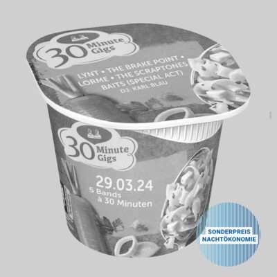 Eine Nudelbox aus Plastik mit Namen von Bands und einem Veranstaltungsort