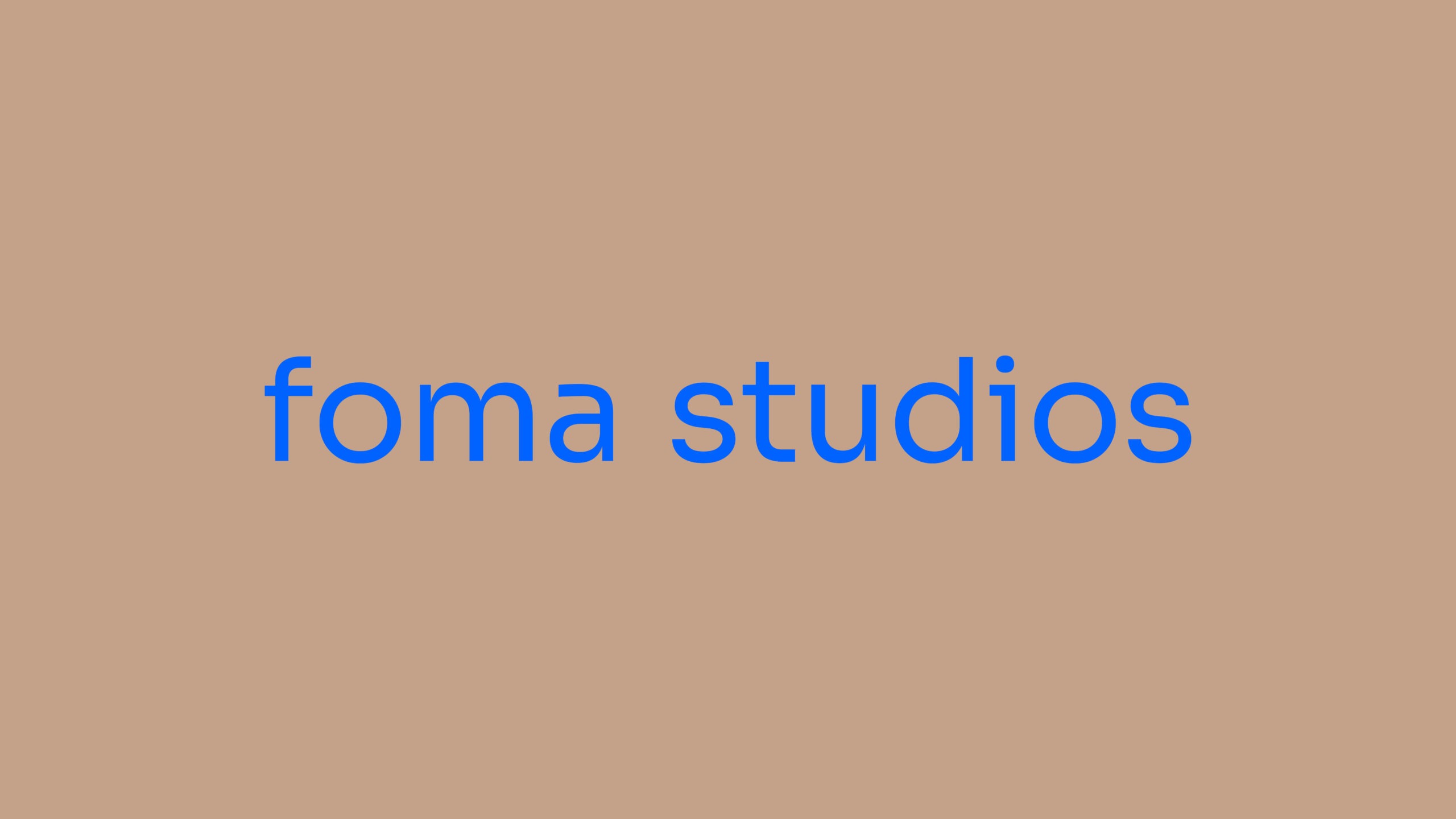 Ein brauner Hintergrund mit blauer Schrift foma studios