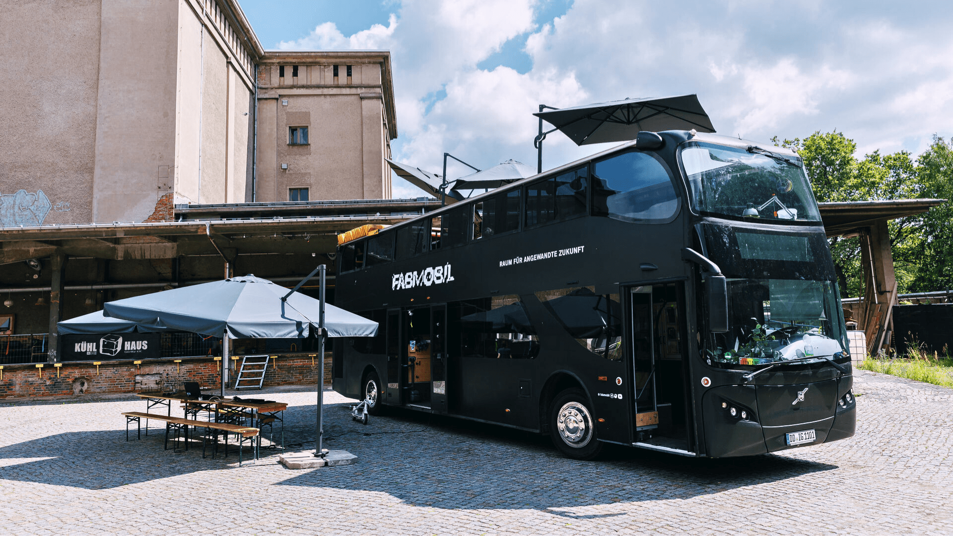 Ein schwarzer Bus mit der Aufschrift Fabmobil