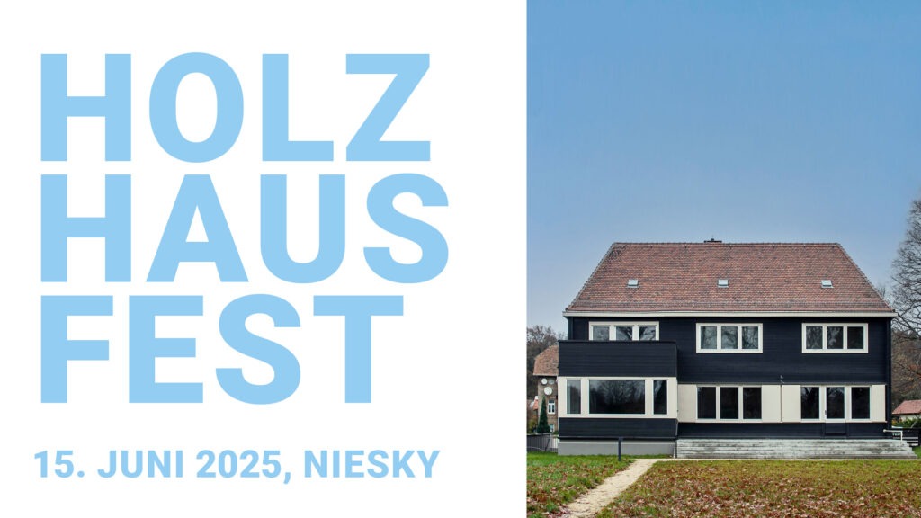 Schriftzug Holhausfest 11. Juni 2025 ,Niesky in hellblauer Schrift. Rechts davon ein Bild von einem typischen Holzhaus mit Vorgarten.