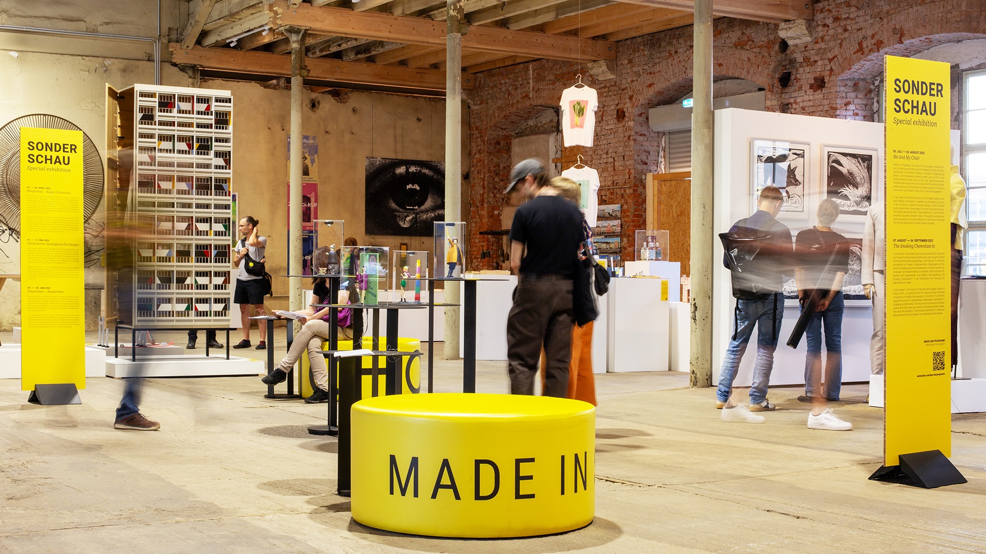 Werkschau Made in Sachsen, industrielle Ausstellungshalle mit Exponaten und gelben Akzenten