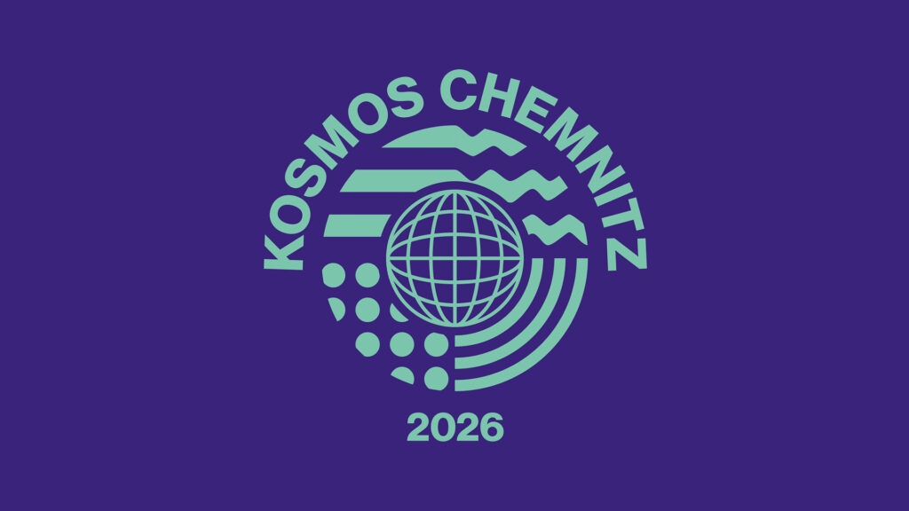 Logo Kosmos Chemnitz 2026, eine stilisierte Weltkugel mit verschiedenen Formen in grün auf violetten Hintergrund